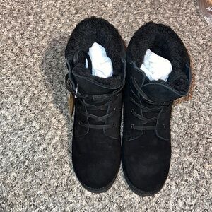 Bearpaw winter boots Size 8 brand new